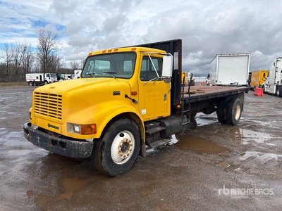 2000 International 4900 4x2 Camión Caja Abierta