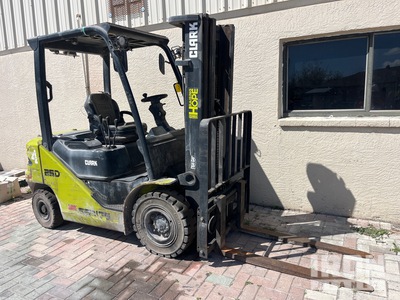 Clark 525D 4750 lb Cushion Tire Chariot Élévateur (Inoperable)