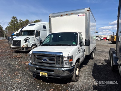 2016 Ford E350 4x2 شاحنة فان
