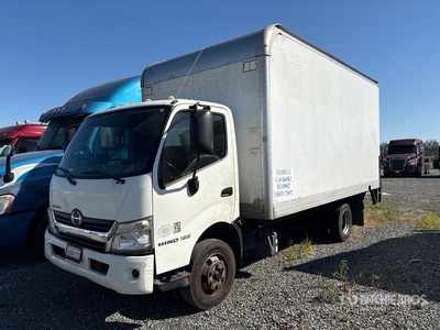 2017 Hino 4x2 COE Furgoneta caja cerrada