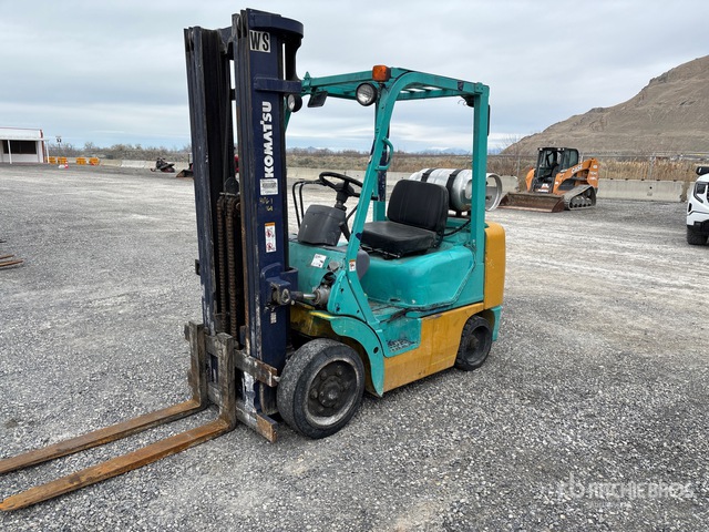 Komatsu FG25ST-12 5000 lb Pneumatic Tire Forklift