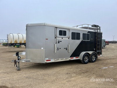 2015 Featherlite 9409-673H-STD 15 ft T/A Horse Trailer