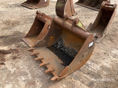 Quantity of (2) Digging 900mm(45mm pin), 450mm(40mm pin) Godet d'excavatrice