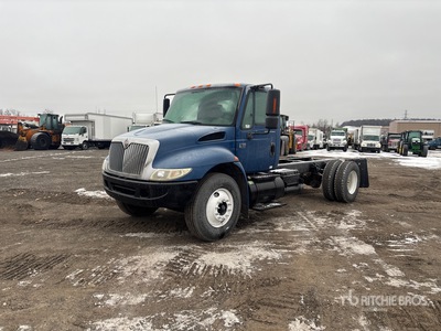 2004 International 4300 4x2 Cabine et châssis