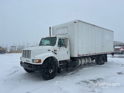 2001 International 4900 4x2 شاحنة فان