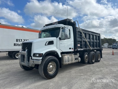 2022 Volvo VHD84F300 8x4 Tri/A Camión dumper