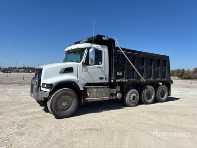 2022 Volvo VHD84F300 8x4 Tri/A Camión dumper