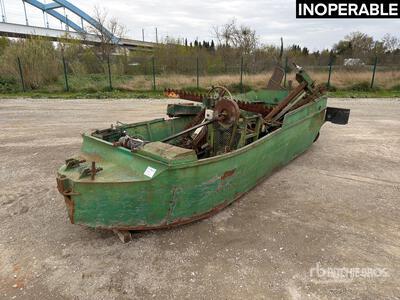 Bateau Sur Remorque Boat Trailer (Inoperable)