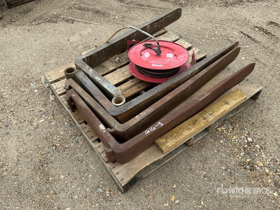 Quantity of (4) Forklift Forks & (1) Hose Reel ハンドツール
