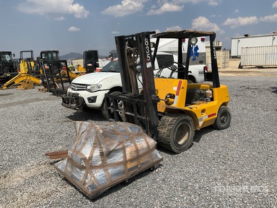 1973 Toyota 2FG25 5000 lb Pneumatic Tire Montacargas (INOPERABLE) / Wózek widłowy (Inoperable)