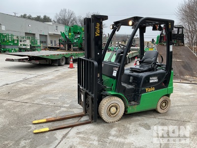 2016 Yale GL0030VXNRAE084 2850 lb Pneumatic Tire Wózek widłowy