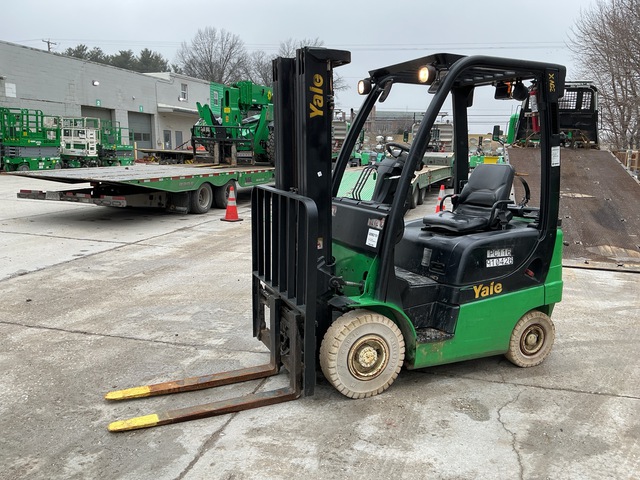 2016 Yale GL0030VXNRAE084 2850 lb Pneumatic Tire Forklift