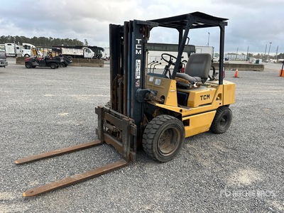 TCM FG28N2 5500 lb Pneumatic Tire Gabelstapler