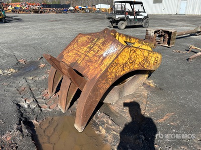 La Bounty 52 in Excavator Grapple