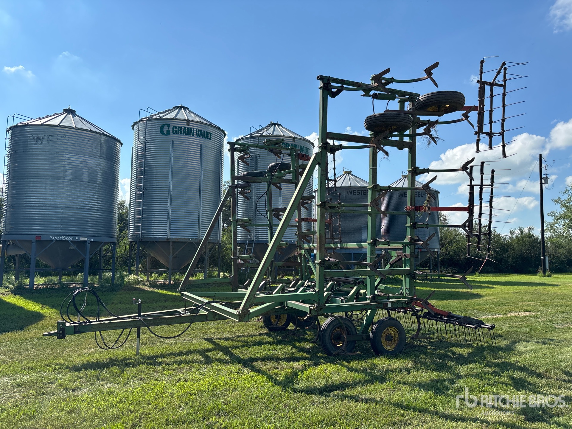 John Deere 1610 40 ft Cultivator