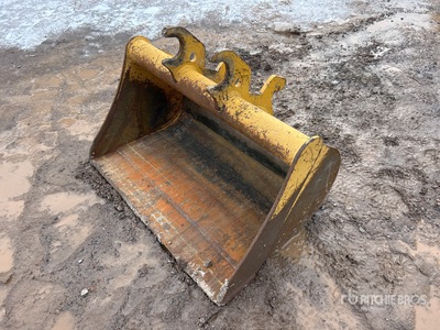 33 in Q/C Cleanup Excavator Bucket - Fits John Deere 35G