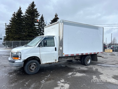 2011 GMC Savana 3500 4x2 شاحنة فان