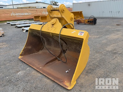 2200 mm Hydraulic Tilting Excavator Bucket - Fits Cat 330