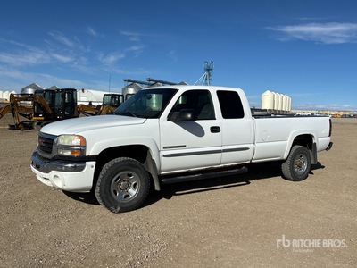 2005 GMC Sierra 2500 4x4 Extended Cab Pickup