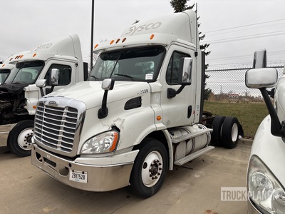 2013 Freightliner Cascadia 113 S/A Day Cab Truck Tractor