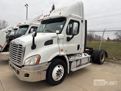 2013 Freightliner Cascadia 113 S/A Day Cab Truck Tractor
