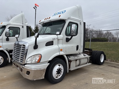 2013 Freightliner Cascadia 113 4x2 S/A Day Cab Truck Tractor (Inoperable)