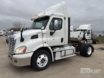 2013 Freightliner Cascadia 113 S/A Day Cab Truck Tractor