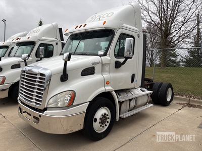 2013 Freightliner Cascadia 113 4x2 S/A Day Cab Truck Tractor (Inoperable)