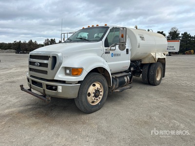 2012 Ford F-750 XL 1800 gal 4x2 Camion cisterna de agua