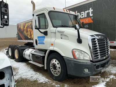 2014 Freightliner Cascadia 6x4 T/A Day Cab Truck Tractor