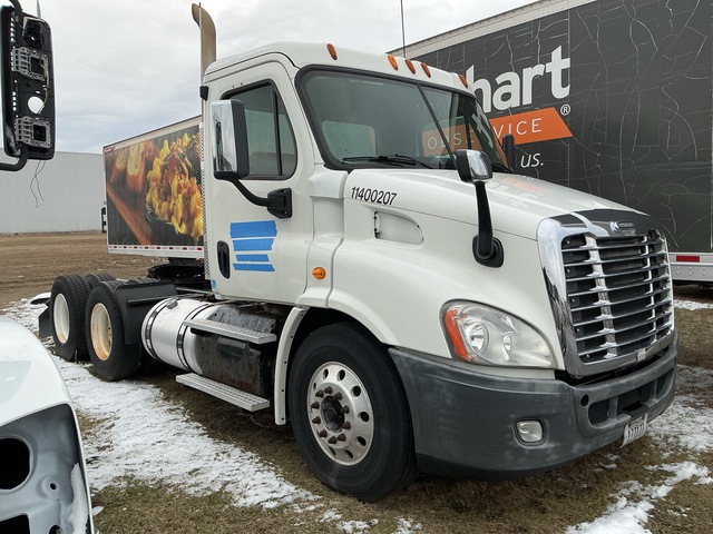 2014 Freightliner Cascadia 6x4 T/A Day Cab Truck Tractor