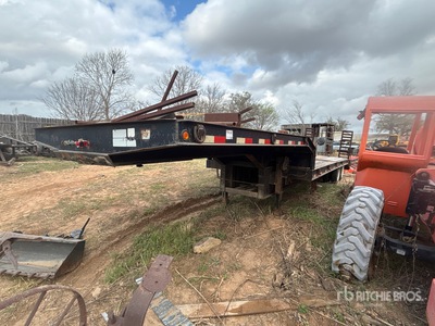 Kaufman 40 ft T/A Equipment Trailer