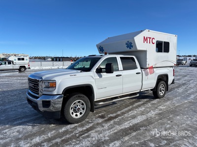 2015 GMC Sierra 3500 4x4 Crew Cab Rimorchio ambulanza