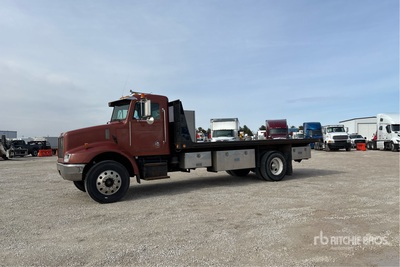 2000 Peterbilt 330 4x2 平台トラック