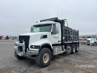 2022 Volvo VHD84F300 8x4 Tri/A Camión dumper