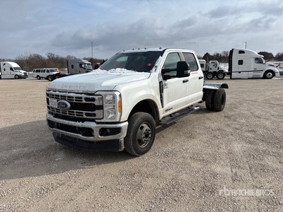 2024 Ford F-350 XL 4x4 Crew Cab を見 Cab and Chassis