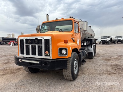 1996 International 2674 6x4 Camión distribuidor de asfalto