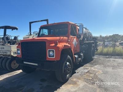 1979 International 1824 4x2 Ciężarówka do dystrybucji asfaltu