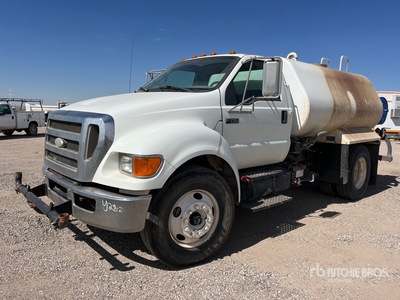 2008 Ford F-750 2000 gal 4x2 Camion à eau