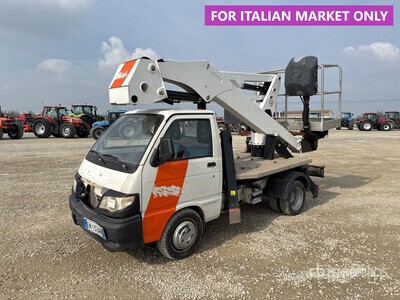 2012 Socage A314 on 2012 Piaggio Camion à godets