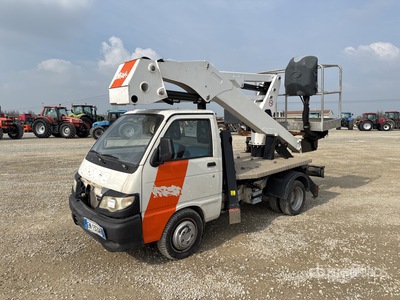 2012 Socage A314 on 2012 Piaggio Camion à godets