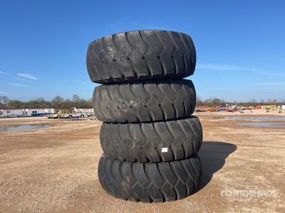 Quantity of (4) Pirelli 33.5-33 Qte De 4 Pneus Banden