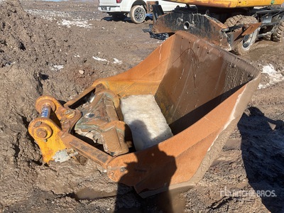 Liebherr 60 in Cleanup Excavator Bucket