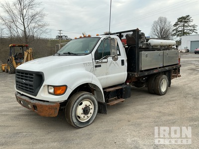 2002 Ford F800 XL 4x2 Lube Truck