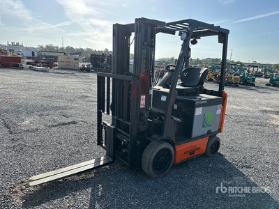 2011 Toyota 8FBCU25 4400 lb Montacargas Eléctrico