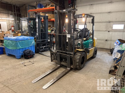 2011 Komatsu 4650 lb  Pneumatic Tire Forklift