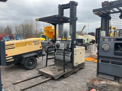 2002 Crown SP 3000 Series 2850 lb Chariot à poste de conduite élevable