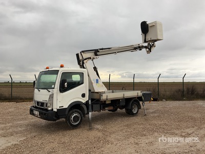 2015 Nissan Cabstar NT400 Autocarro con braccio sollevamento