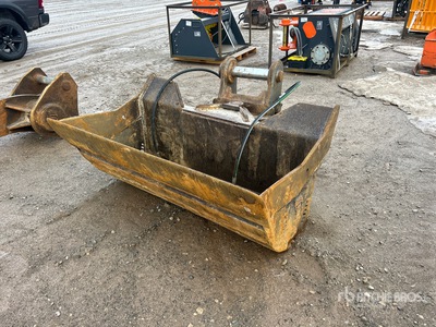 61 in Hydraulic Tilting Excavator Bucket
