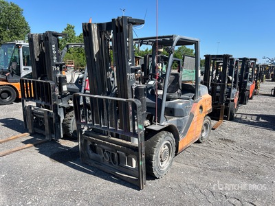 2017 Toyota 8FD35U 7000 lb Cushion Tire Chariot Élévateur